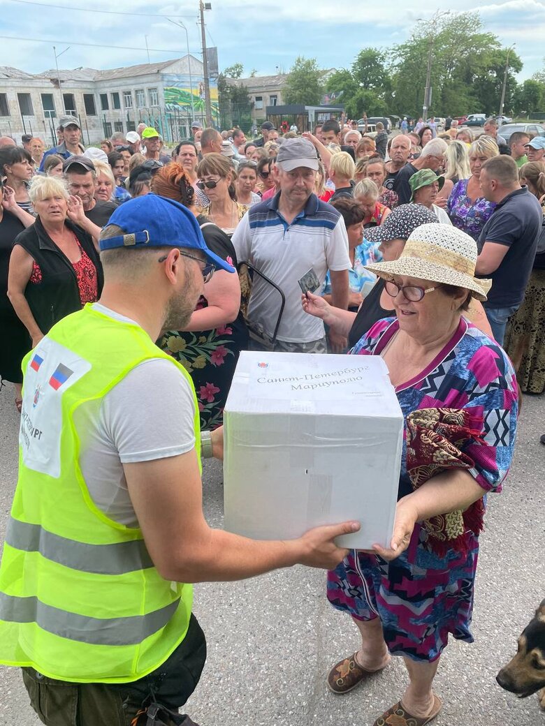 Окупанти роздають гумдопомогу у Маріуполі, якої вистачить лише для 0,25% жителів, - міськрада 01 Окупанти роздають гумдопомогу у Маріуполі, якої вистачить лише для 0,25% жителів, - міськрада 01