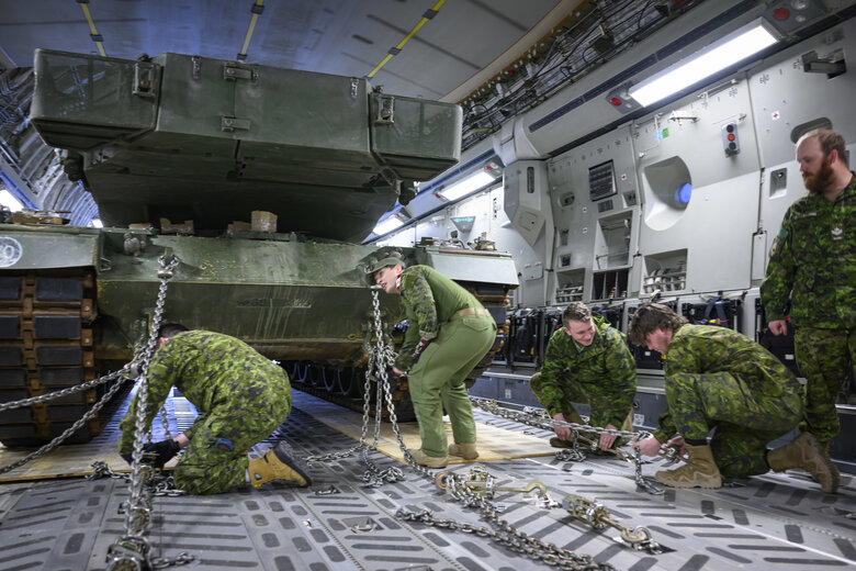 Канада показала, як доставляли у літаку танки Leopard 2 для України 04