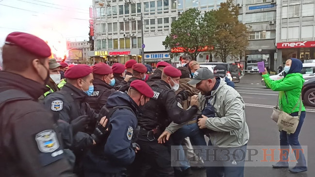 Учасники акції на підтримку Антоненка намагалися перешкодити виїхати машині із заарештованим з подвір’я суду 04 Учасники акції на підтримку Антоненка намагалися перешкодити виїхати машині із заарештованим з подвір’я суду 04