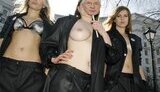 Девушки Femen все-таки разделись перед Кабмином и призвали жен и любовниц Азарова и Ко к сексуальному бойкоту. ФОТО.