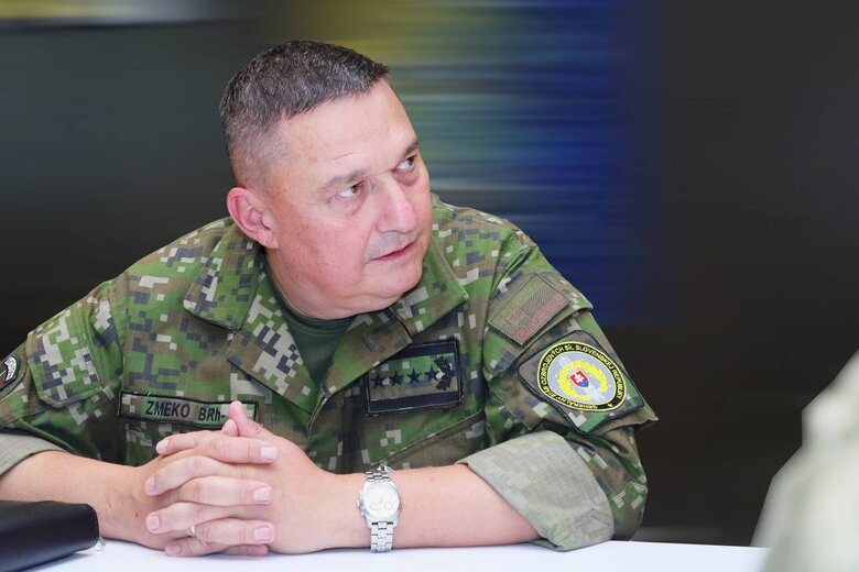 Залужный обсудил контрнаступление ВСУ с начальником армии Словакии Змеко 04