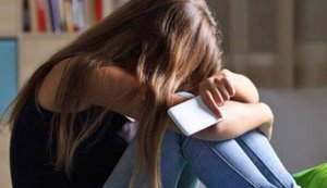 Обмеження телефонів у школах Львівщини викликало застереження освітньої омбудсменки