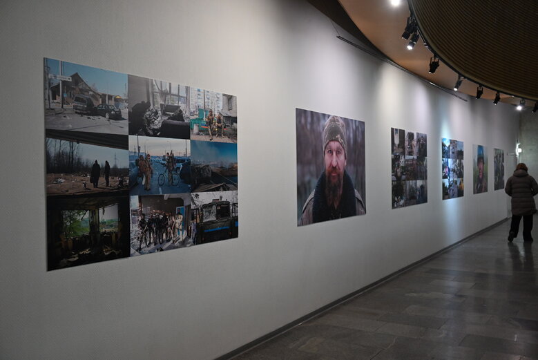 Выставка фотографий добровольца Владимира Миронюка (Джона), погибшего под Курдюмовкой в сентябре 2023 года 27