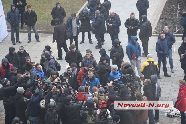 Мітинг за відставку губернатора Савченка в Миколаєві: будівлю облради охороняють сотні силовиків, азовці пройшли всередину, почалися сутички 17