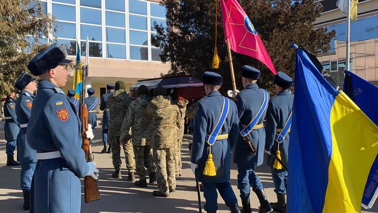 На Вінниччині попрощалися із загиблим внаслідок російського обстрілу воїном 56-ї ОМПБр Денисом Кононенком 02