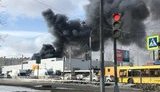 У Санкт-Петербурзі горить автоцентр: площа пожежі вже досягла 500 квадратних метрів. ФОТО