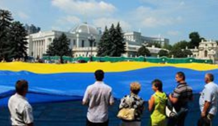 УНП пугала депутатов ВР огромным флагом Украины. ФОТОрепортаж