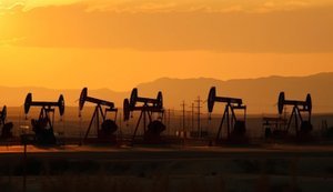 Ціни на нафту зросли на тлі невизначеності щодо мирної угоди з Іраном та скорочення запасів
