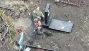 Окупант із обгорілим задом повзає між могил на кладовищі і конає після нового удару дрона. ВIДЕО