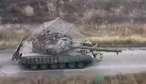 Танкисты 5-й штурмовой бригады уничтожили точными выстрелами группу оккупантов в здании. ВИДЕО