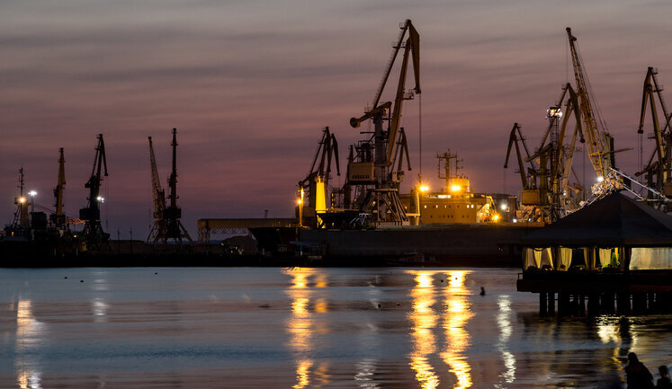 Около 80 иностранных судов заблокированы в украинских портах