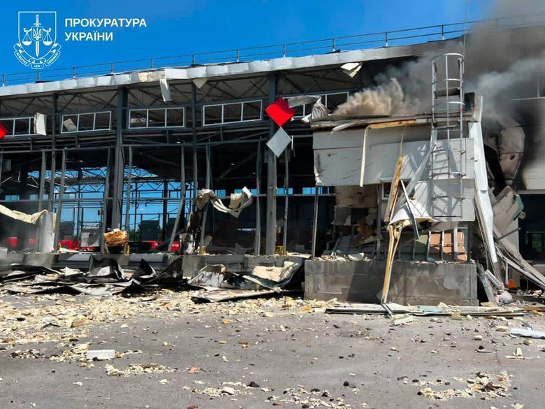 РФ вдарила по поштовому терміналу на Харківщині: 4 загиблих, 20 поранених