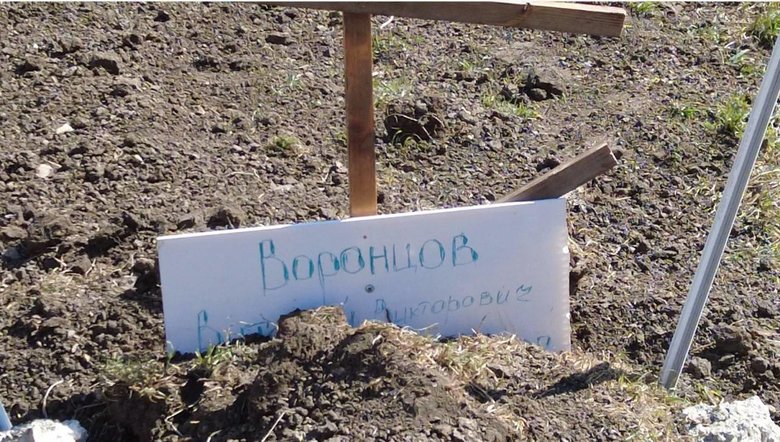 Цивільних жертв російської агресії у Маріуполі ховають на дитячих майданчиках 04