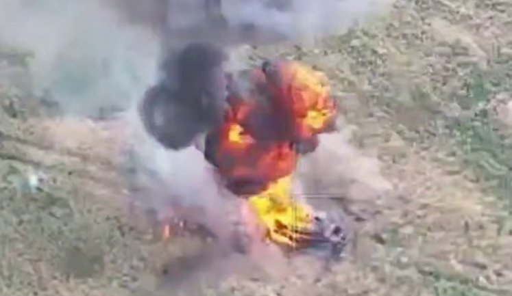 Российская БМП мощно взрывается после удара дронов 33-й ОМБр. ВИДЕО