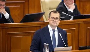 Василе Тофан під час виступу в парламенті