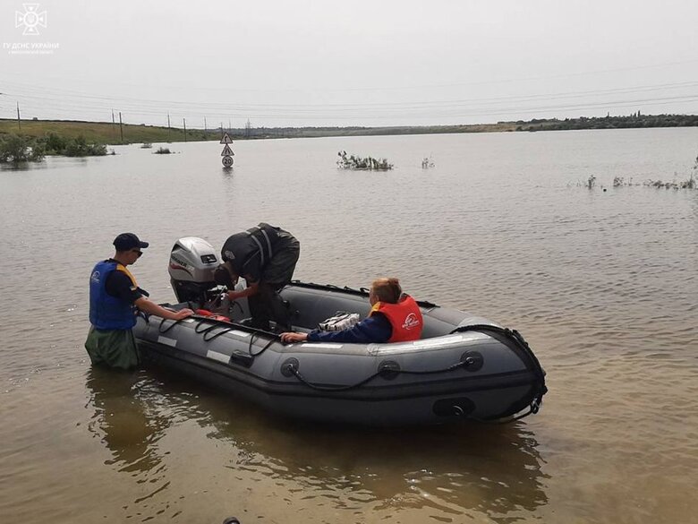 На Миколаївщині через підрив Каховської ГЕС відрізані під’їзди до села з сотнями мешканців, - ДСНС 04