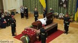 Азаров с министрами пришел попрощаться с Героем Украины. ФОТОрепортаж