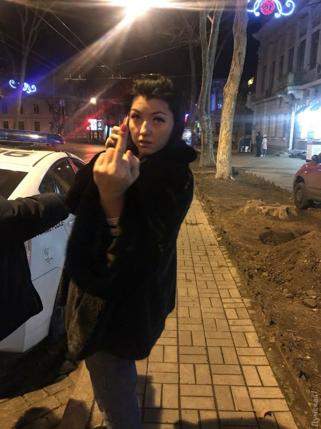 Бл#дь, ви що, охрініли взагалі? Зупинена за пяне водіння співробітниця одеської мерії Тірновенко ображає поліцейських 01