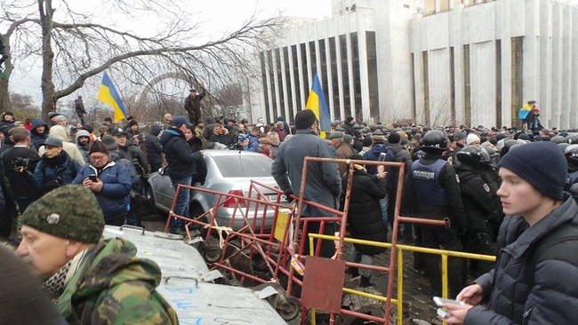 Автомобіль зі Саакашвілі заблоковано, поліція спробувала прорватися, але безуспішно, застосовується газ 29