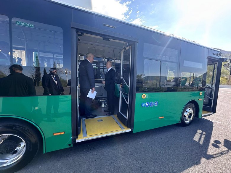 Азербайджан передав Україні 5 автобусів