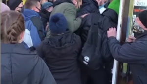 Киевляне устроили давку на входе в секонд-хенд на Харьковском, - соцсети. ВИДЕО