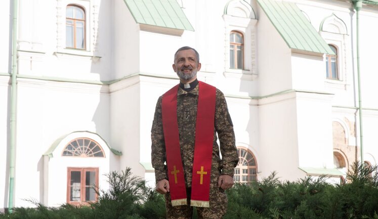 Девіз капеланів: "Бути поруч". Як працює військовий капелан "Хартії"