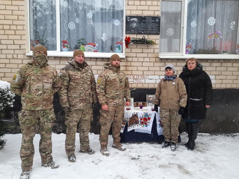 Меморіальну дошку воїну Азова Едуарду Шахову, вбитому російським снайпером на Донбасі, відкрили на Херсонщині 05