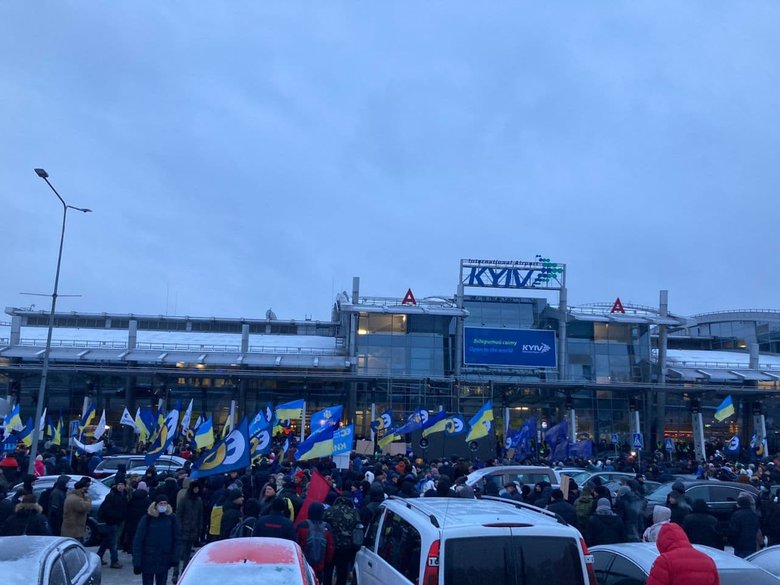 Прихильники Порошенка зібралися біля аеропорту Київ 07