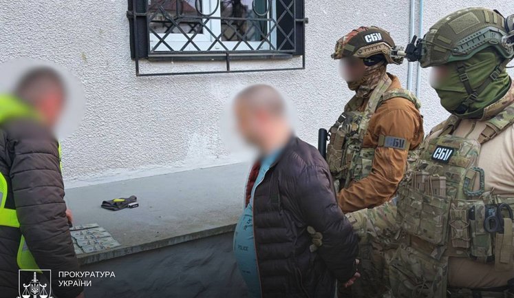 Посадовець ТЦК з Прикарпаття за $2000 обіцяв зняти чоловіка з розшуку. ФОТО