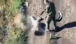 росіянин розстрілює свого поплічника