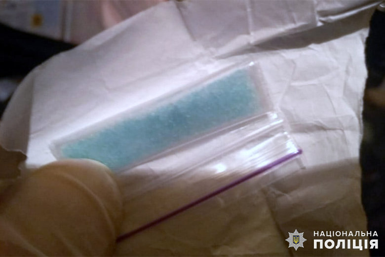 Сбывал наркотики на переменах: в Хмельницком задержали 38-летнего учителя местного лицея 04