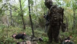 Українські розвідники Group 10 хитрістю взяли в полон рашиста, який прийняв їх за своїх: "Скидывай рюкзак, ты в плену". ВIДЕО