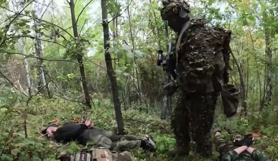 Украинские разведчики Group 10 хитростью взяли в плен рашиста, который принял их за своих: "Скидывай рюкзак, ты в плену". ВИДЕО