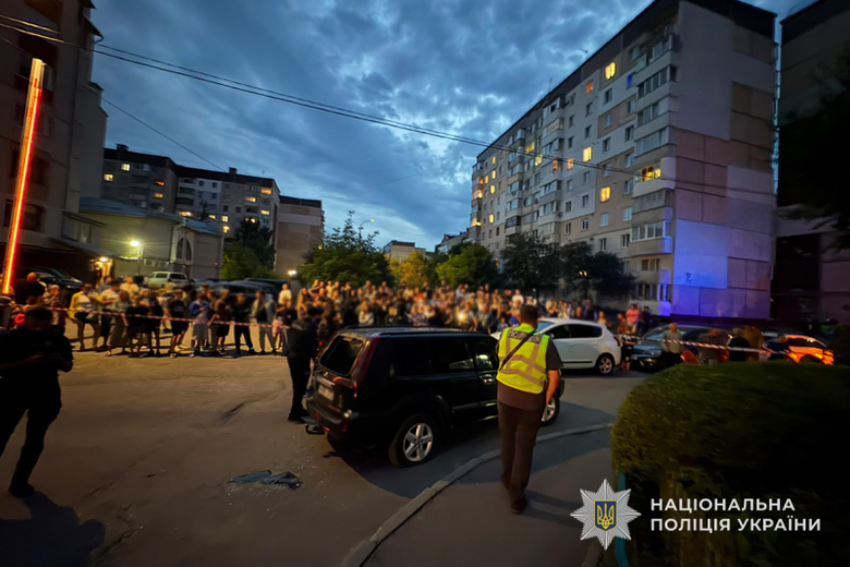В Тернополе толпа напала на автомобиль ТЦК 25 августа