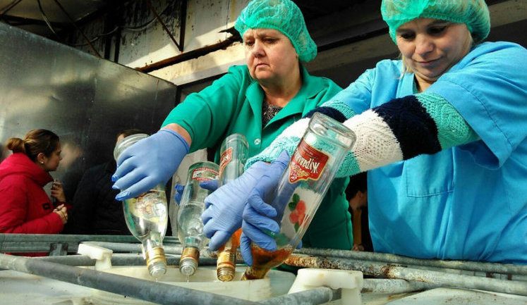 37 000 пляшок: на Львівщині публічно утилізували найбільшу партію підробленого алкоголю. ВІДЕО+ФОТОрепортаж