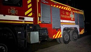 Після ранкової атаки є пожежа на останньому поверсі урядової будівлі у Печерському районі Києва