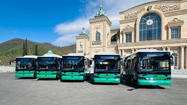 Азербайджан передав Україні 5 автобусів