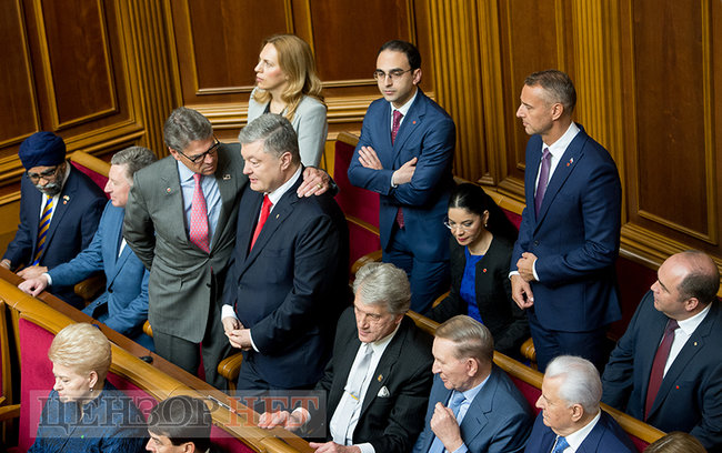 Зеленский с булавой, отвернувшийся Порошенко, Савченко в медалях, смеющиеся Луценко и Грицак, - инаугурация шестого Президента Украины Зеленского 18