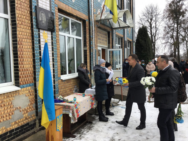 На Хмельниччині відкрили меморіальну дошку загиблому в зоні ООС воїну Богдану Шацькому 04