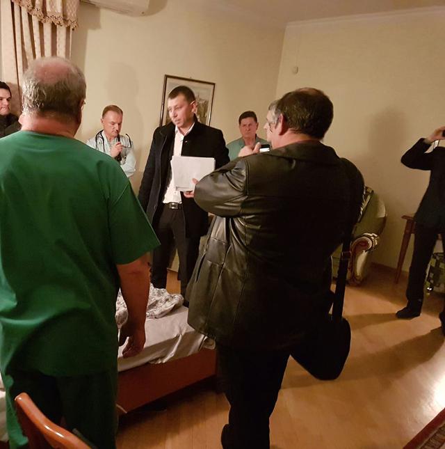 NABU detectives serve indictment to Nasirov in Feofania hospital 03 NABU detectives serve indictment to Nasirov in Feofania hospital 03