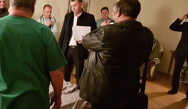 NABU detectives serve indictment to Nasirov in Feofania hospital. PHOTOS