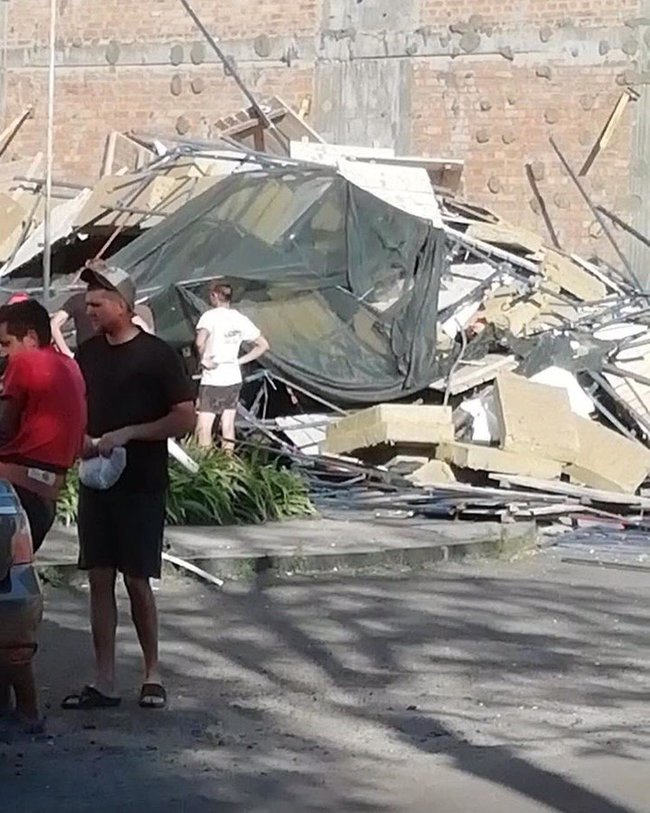 Риштування обвалилося в центрі Полтави, є постраждалі 04