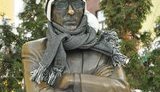 Булгакова и Проню Прокоповну спасли от холода, нарядив в зимние вещи. ФОТОрепортаж