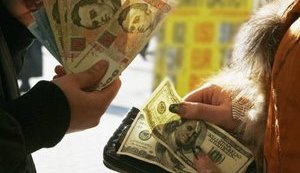Курс гривні продовжує падати, Нацбанк вже продав на міжбанку $150 мільйонів (оновлено)