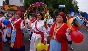 День Європи в Донецькій області відзначили костюмованою ходою та концертом. ФОТОрепортаж