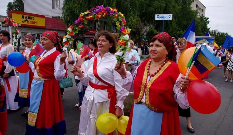 День Європи в Донецькій області відзначили костюмованою ходою та концертом. ФОТОрепортаж