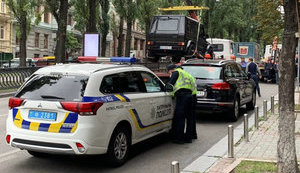 Штрафмайданчики в Києві переповнені евакуйованими за порушення паркування машинами: планують будувати ще один