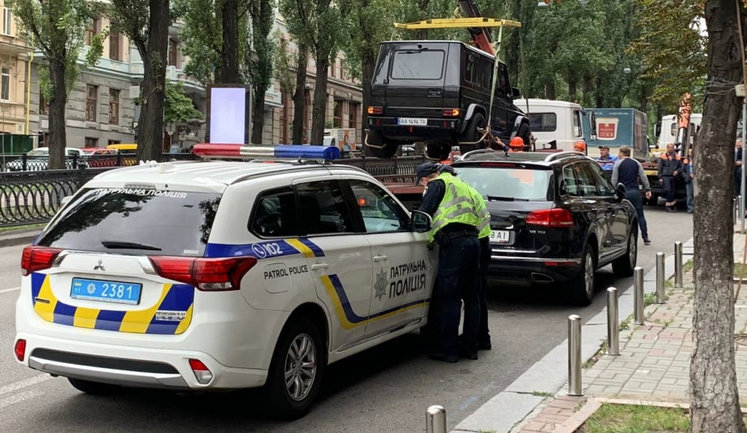 Штрафмайданчики в Києві переповнені евакуйованими за порушення паркування машинами: планують будувати ще один