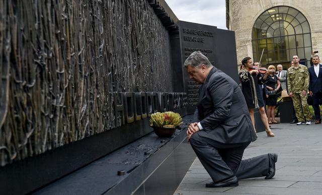 Порошенко вшанував память жертв Голодомору біля меморіалу у Вашингтоні 05
