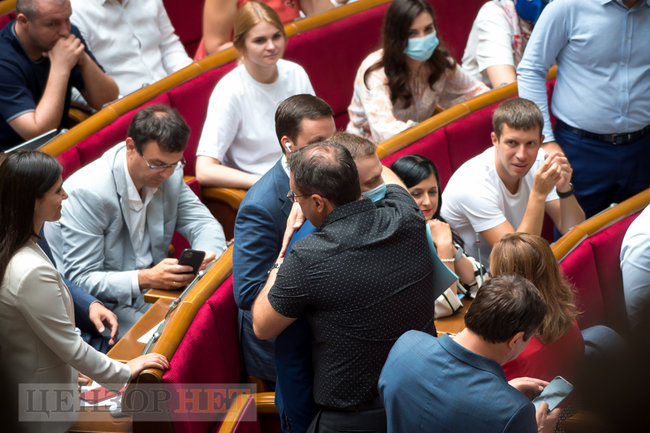 Шмигаль доповідає в напівпорожньому залі, Тищенко погрожує пальцем Арахамії, Васильєв і Ананченко ділять 6,7 млн, - день роботи Ради 16 липня 05 Шмигаль доповідає в напівпорожньому залі, Тищенко погрожує пальцем Арахамії, Васильєв і Ананченко ділять 6,7 млн, - день роботи Ради 16 липня 05